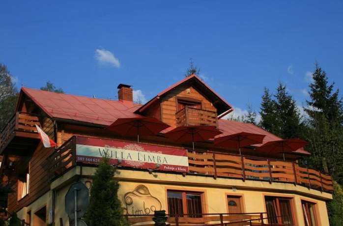 Widok na budynek z zewnątrz