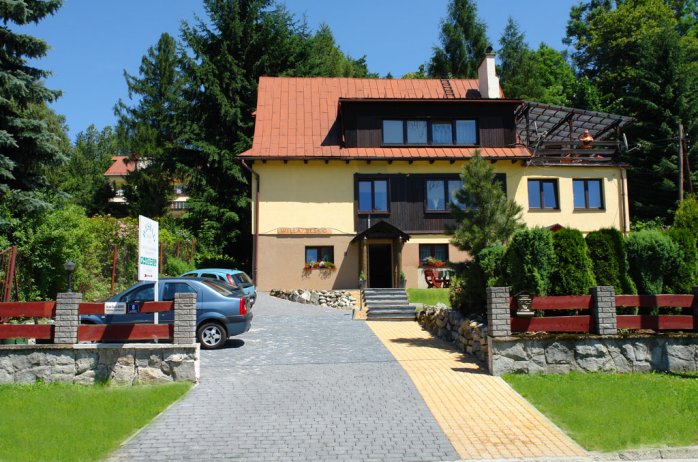 Willa Beskid - widok z zewnątrz na budynek