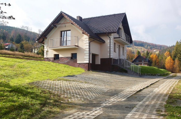 Widok na dom z zewnątrz